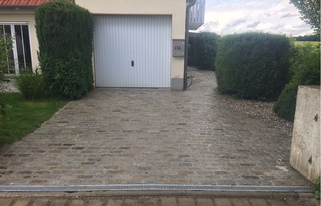 Garagenzufahrt mit Hauszugang Garagenzufahrt mit Hauszugang